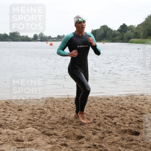 21.06.2025 - 27. Vierlanden-Triathlon Lena Gebhardt http://msf.ph/oto/8040702 15.06.2025 12:57:19 Schwimmen 1109, 1144 meine-sportfotos.de