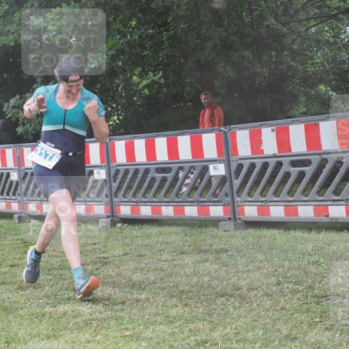 21.06.2025 - 27. Vierlanden-Triathlon KatJ http://msf.ph/oto/8040709 15.06.2025 14:29:04 Ziel 1176, 1252 meine-sportfotos.de