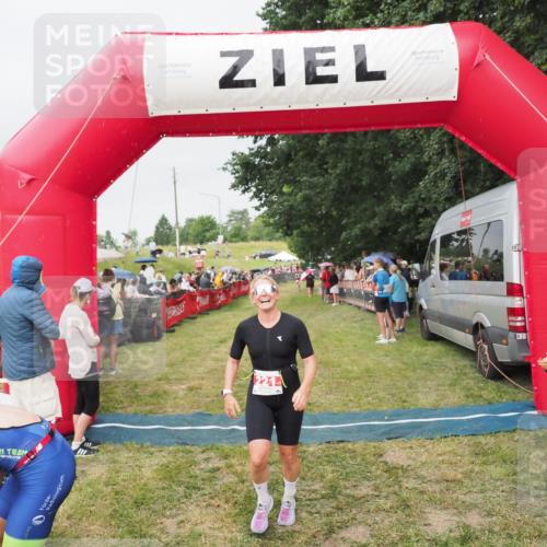 21.06.2025 - 27. Vierlanden-Triathlon MichiJ http://msf.ph/oto/8040711 15.06.2026 13:26:30 Ziel 221 meine-sportfotos.de