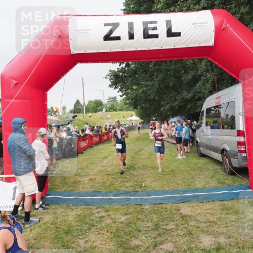 21.06.2025 - 27. Vierlanden-Triathlon MichiJ http://msf.ph/oto/8040717 15.06.2026 13:26:43 Ziel 820, 1068 meine-sportfotos.de