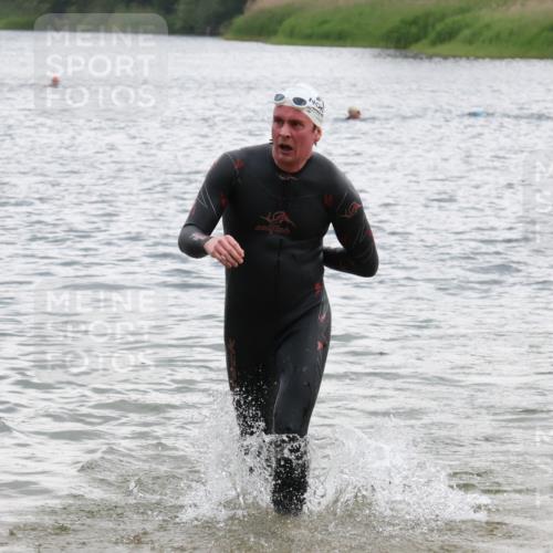 21.06.2025 - 27. Vierlanden-Triathlon Lena Gebhardt http://msf.ph/oto/8040721 15.06.2025 13:00:10 Schwimmen 1133 meine-sportfotos.de