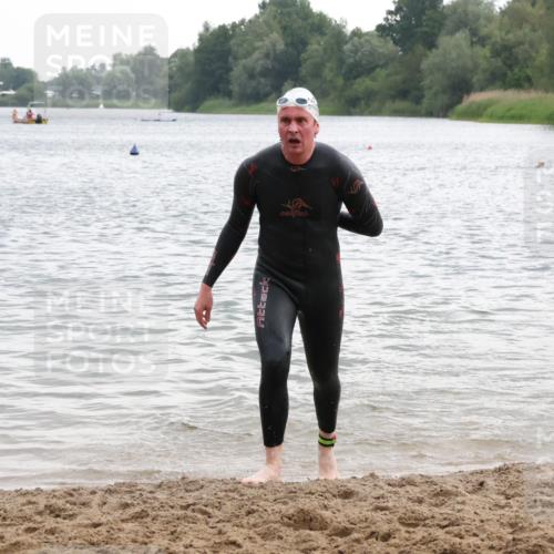 21.06.2025 - 27. Vierlanden-Triathlon Lena Gebhardt http://msf.ph/oto/8040729 15.06.2025 13:00:12 Schwimmen 1133 meine-sportfotos.de