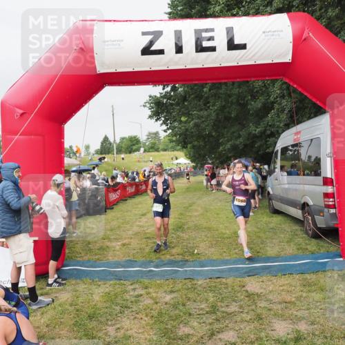 21.06.2025 - 27. Vierlanden-Triathlon MichiJ http://msf.ph/oto/8040734 15.06.2026 13:26:43 Ziel 820, 1068 meine-sportfotos.de