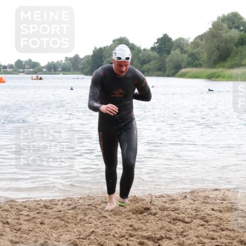 21.06.2025 - 27. Vierlanden-Triathlon Lena Gebhardt http://msf.ph/oto/8040736 15.06.2025 13:00:14 Schwimmen 1133 meine-sportfotos.de