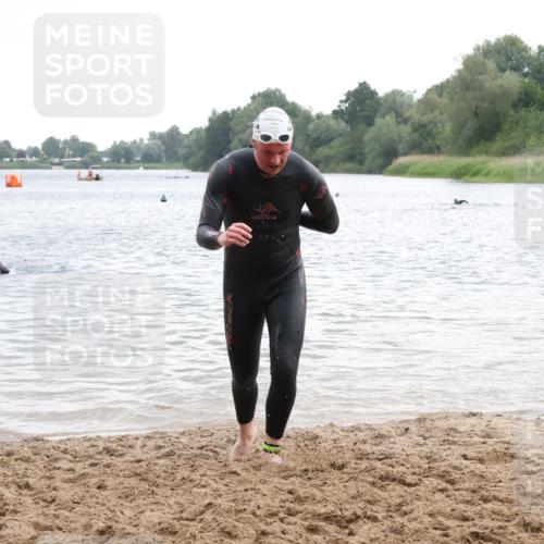 21.06.2025 - 27. Vierlanden-Triathlon Lena Gebhardt http://msf.ph/oto/8040739 15.06.2025 13:00:14 Schwimmen 1133 meine-sportfotos.de