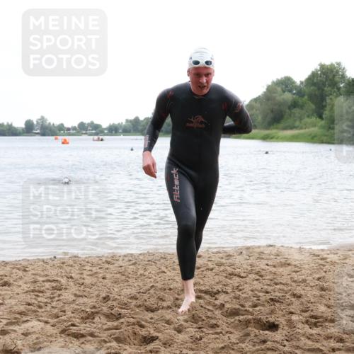 21.06.2025 - 27. Vierlanden-Triathlon Lena Gebhardt http://msf.ph/oto/8040741 15.06.2025 13:00:15 Schwimmen 1133 meine-sportfotos.de