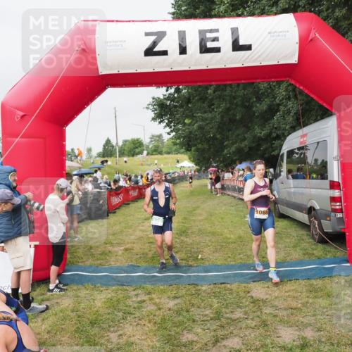 21.06.2025 - 27. Vierlanden-Triathlon MichiJ http://msf.ph/oto/8040743 15.06.2026 13:26:44 Ziel 820, 1068 meine-sportfotos.de