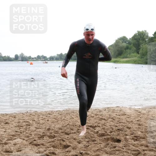 21.06.2025 - 27. Vierlanden-Triathlon Lena Gebhardt http://msf.ph/oto/8040744 15.06.2025 13:00:15 Schwimmen 1133 meine-sportfotos.de