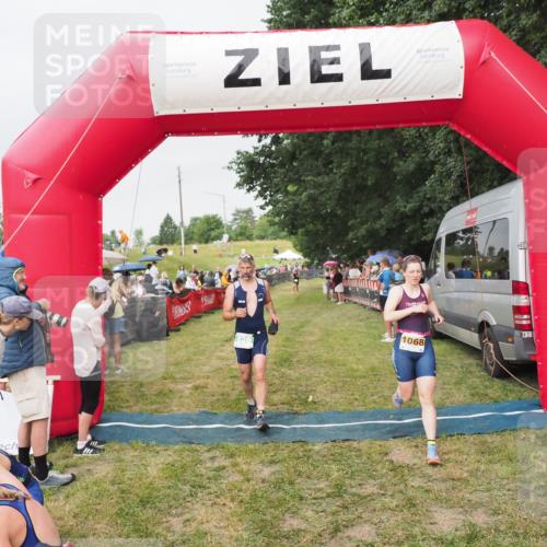21.06.2025 - 27. Vierlanden-Triathlon MichiJ http://msf.ph/oto/8040746 15.06.2026 13:26:44 Ziel 820, 1068 meine-sportfotos.de