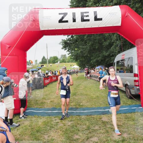 21.06.2025 - 27. Vierlanden-Triathlon MichiJ http://msf.ph/oto/8040750 15.06.2026 13:26:44 Ziel 820, 1068 meine-sportfotos.de