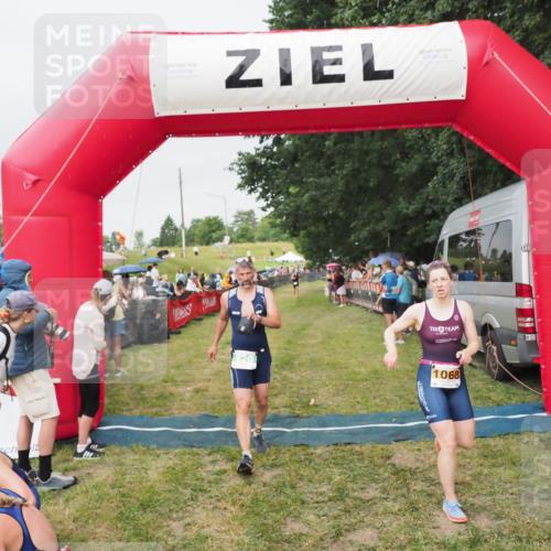 21.06.2025 - 27. Vierlanden-Triathlon MichiJ http://msf.ph/oto/8040755 15.06.2026 13:26:44 Ziel 820, 1068 meine-sportfotos.de