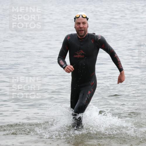 21.06.2025 - 27. Vierlanden-Triathlon Lena Gebhardt http://msf.ph/oto/8040767 15.06.2025 13:00:32 Schwimmen 1139 meine-sportfotos.de