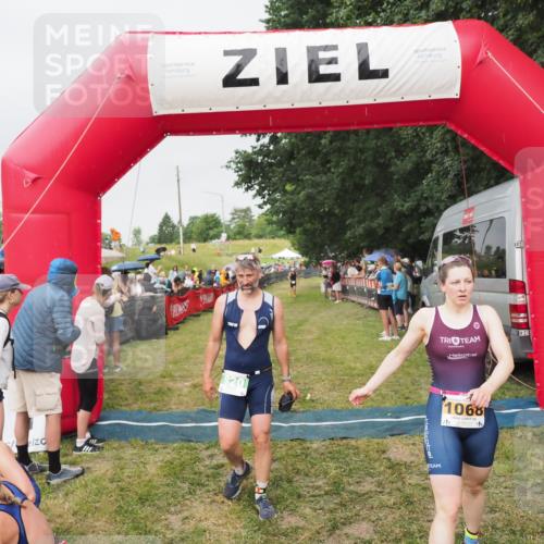 21.06.2025 - 27. Vierlanden-Triathlon MichiJ http://msf.ph/oto/8040769 15.06.2026 13:26:45 Ziel 820, 1068 meine-sportfotos.de