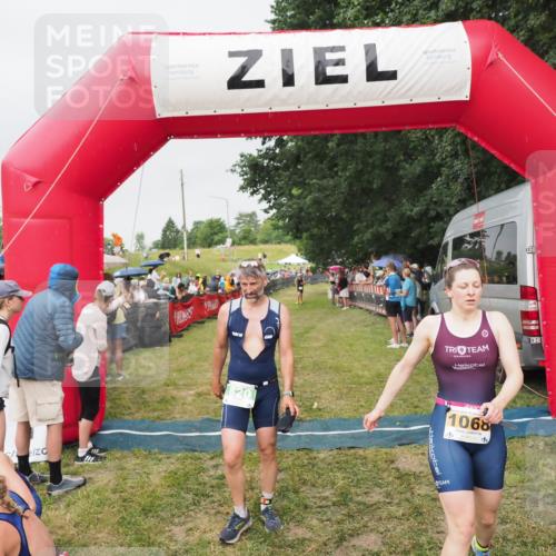 21.06.2025 - 27. Vierlanden-Triathlon MichiJ http://msf.ph/oto/8040770 15.06.2026 13:26:45 Ziel 820, 1068 meine-sportfotos.de