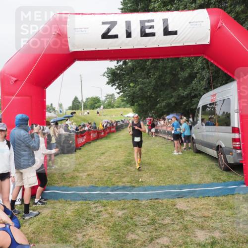 21.06.2025 - 27. Vierlanden-Triathlon MichiJ http://msf.ph/oto/8040776 15.06.2026 13:26:52 Ziel 835 meine-sportfotos.de