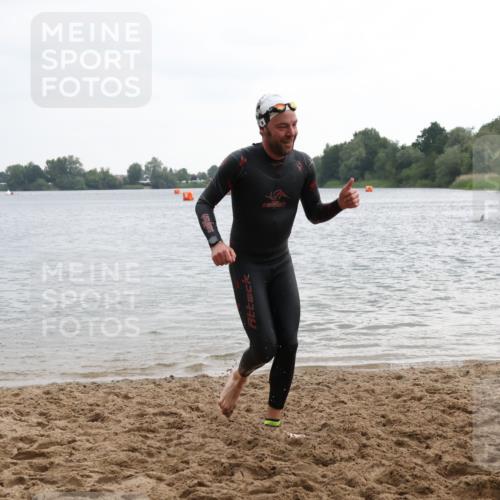 21.06.2025 - 27. Vierlanden-Triathlon Lena Gebhardt http://msf.ph/oto/8040790 15.06.2025 13:00:35 Schwimmen 1139 meine-sportfotos.de