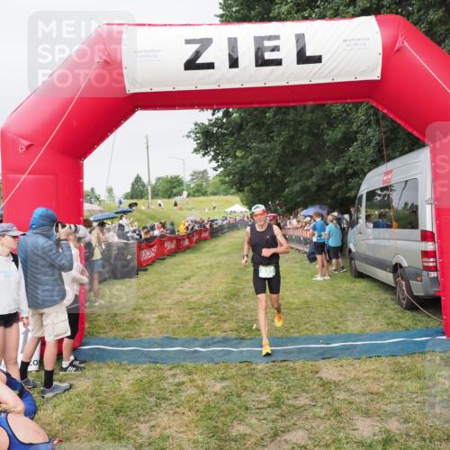 21.06.2025 - 27. Vierlanden-Triathlon MichiJ http://msf.ph/oto/8040798 15.06.2026 13:26:53 Ziel 835 meine-sportfotos.de