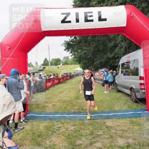 21.06.2025 - 27. Vierlanden-Triathlon MichiJ http://msf.ph/oto/8040802 15.06.2026 13:26:53 Ziel 835 meine-sportfotos.de