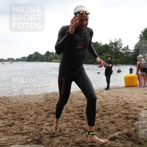 21.06.2025 - 27. Vierlanden-Triathlon Lena Gebhardt http://msf.ph/oto/8040804 15.06.2025 13:00:36 Schwimmen 1139 meine-sportfotos.de