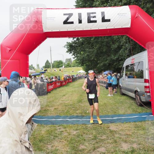 21.06.2025 - 27. Vierlanden-Triathlon MichiJ http://msf.ph/oto/8040805 15.06.2026 13:26:53 Ziel 835 meine-sportfotos.de