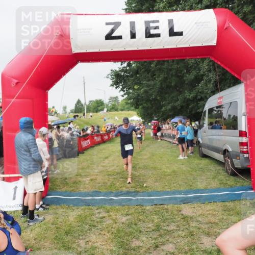 21.06.2025 - 27. Vierlanden-Triathlon MichiJ http://msf.ph/oto/8040819 15.06.2026 13:27:01 Ziel 829 meine-sportfotos.de