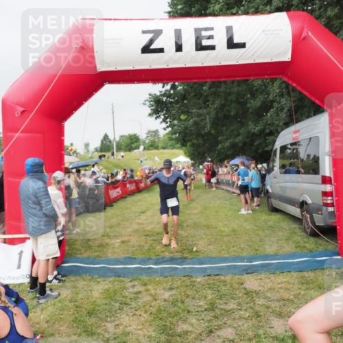 21.06.2025 - 27. Vierlanden-Triathlon MichiJ http://msf.ph/oto/8040822 15.06.2026 13:27:02 Ziel 829, 1049, 1052 meine-sportfotos.de
