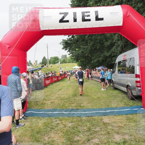 21.06.2025 - 27. Vierlanden-Triathlon MichiJ http://msf.ph/oto/8040835 15.06.2026 13:27:03 Ziel 829, 1049, 1051, 1052 meine-sportfotos.de