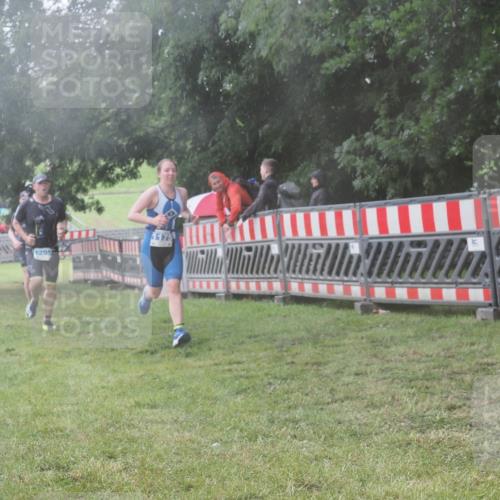 21.06.2025 - 27. Vierlanden-Triathlon KatJ http://msf.ph/oto/8040838 15.06.2025 14:29:46 Ziel 1175, 1287, 1294, 1295 meine-sportfotos.de
