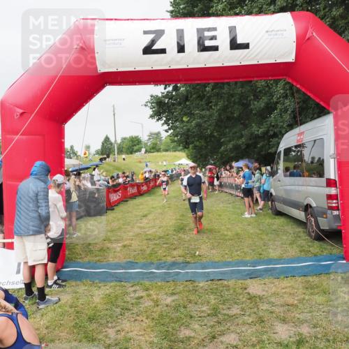 21.06.2025 - 27. Vierlanden-Triathlon MichiJ http://msf.ph/oto/8040842 15.06.2026 13:27:04 Ziel 829, 1049, 1051, 1052 meine-sportfotos.de