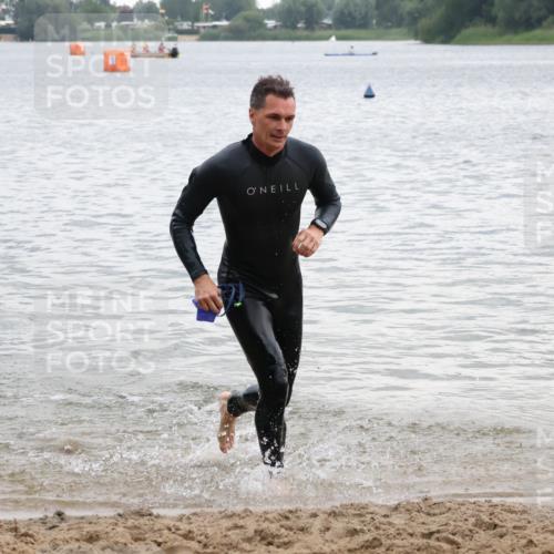 21.06.2025 - 27. Vierlanden-Triathlon Lena Gebhardt http://msf.ph/oto/8040843 15.06.2025 13:01:12 Schwimmen 1121 meine-sportfotos.de
