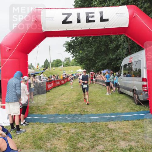 21.06.2025 - 27. Vierlanden-Triathlon MichiJ http://msf.ph/oto/8040844 15.06.2026 13:27:04 Ziel 829, 1049, 1051, 1052 meine-sportfotos.de
