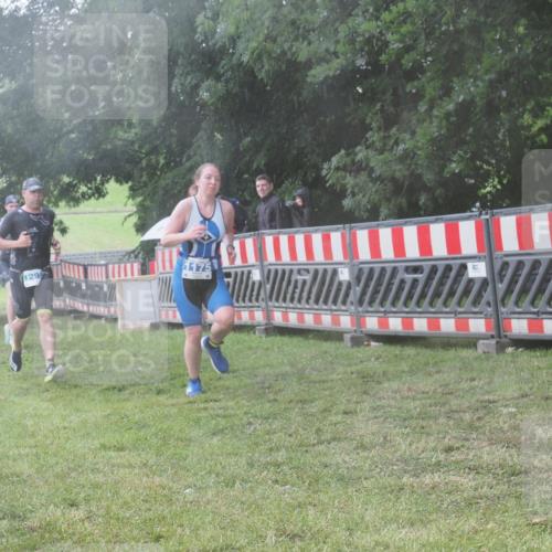 21.06.2025 - 27. Vierlanden-Triathlon KatJ http://msf.ph/oto/8040848 15.06.2025 14:29:46 Ziel 1175, 1287, 1294, 1295 meine-sportfotos.de
