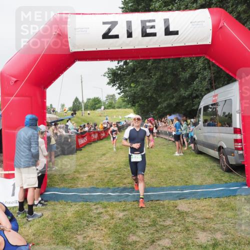 21.06.2025 - 27. Vierlanden-Triathlon MichiJ http://msf.ph/oto/8040867 15.06.2026 13:27:05 Ziel 829, 1049, 1051, 1052 meine-sportfotos.de