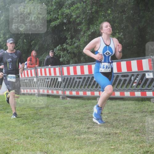 21.06.2025 - 27. Vierlanden-Triathlon KatJ http://msf.ph/oto/8040869 15.06.2025 14:29:47 Ziel 1175, 1287, 1294, 1295 meine-sportfotos.de