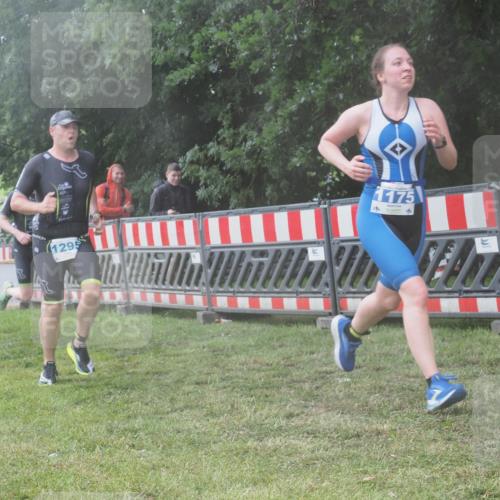 21.06.2025 - 27. Vierlanden-Triathlon KatJ http://msf.ph/oto/8040872 15.06.2025 14:29:47 Ziel 1175, 1287, 1294, 1295 meine-sportfotos.de