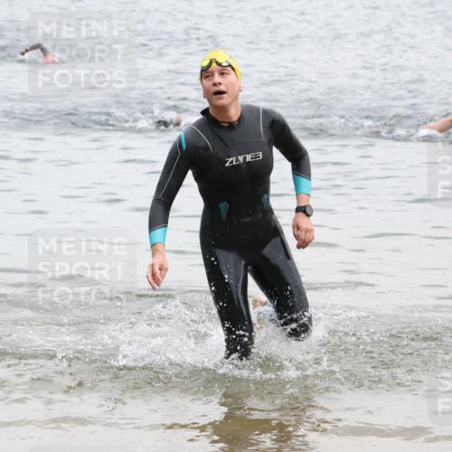 21.06.2025 - 27. Vierlanden-Triathlon Lena Gebhardt http://msf.ph/oto/8040873 15.06.2025 13:04:48 Schwimmen 1165 meine-sportfotos.de