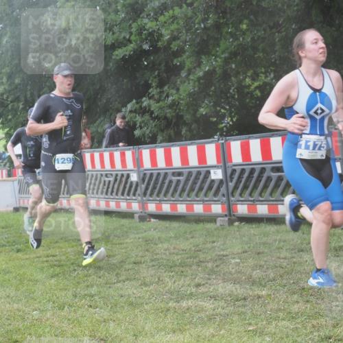 21.06.2025 - 27. Vierlanden-Triathlon KatJ http://msf.ph/oto/8040876 15.06.2025 14:29:47 Ziel 1175, 1287, 1294, 1295 meine-sportfotos.de