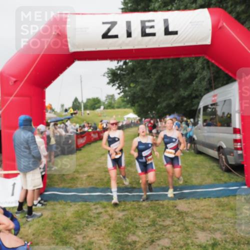 21.06.2025 - 27. Vierlanden-Triathlon MichiJ http://msf.ph/oto/8040881 15.06.2026 13:27:07 Ziel 829, 1049, 1051, 1052 meine-sportfotos.de