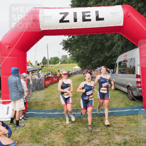 21.06.2025 - 27. Vierlanden-Triathlon MichiJ http://msf.ph/oto/8040889 15.06.2026 13:27:07 Ziel 829, 1049, 1051, 1052 meine-sportfotos.de