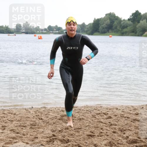 21.06.2025 - 27. Vierlanden-Triathlon Lena Gebhardt http://msf.ph/oto/8040890 15.06.2025 13:04:52 Schwimmen 1165 meine-sportfotos.de