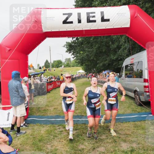 21.06.2025 - 27. Vierlanden-Triathlon MichiJ http://msf.ph/oto/8040892 15.06.2026 13:27:07 Ziel 829, 1049, 1051, 1052 meine-sportfotos.de
