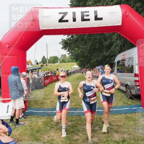 21.06.2025 - 27. Vierlanden-Triathlon MichiJ http://msf.ph/oto/8040896 15.06.2026 13:27:08 Ziel 829, 1049, 1051, 1052 meine-sportfotos.de