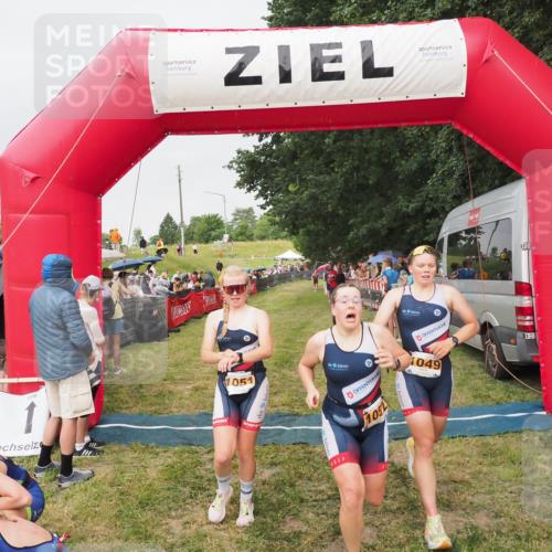 21.06.2025 - 27. Vierlanden-Triathlon MichiJ http://msf.ph/oto/8040899 15.06.2026 13:27:08 Ziel 829, 1049, 1051, 1052 meine-sportfotos.de
