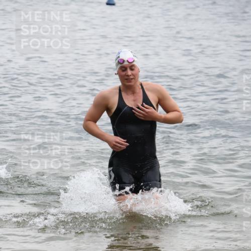 21.06.2025 - 27. Vierlanden-Triathlon Lena Gebhardt http://msf.ph/oto/8040900 15.06.2025 13:05:03 Schwimmen 1174, 1222 meine-sportfotos.de