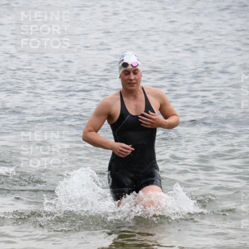 21.06.2025 - 27. Vierlanden-Triathlon Lena Gebhardt http://msf.ph/oto/8040902 15.06.2025 13:05:03 Schwimmen 1174, 1222 meine-sportfotos.de