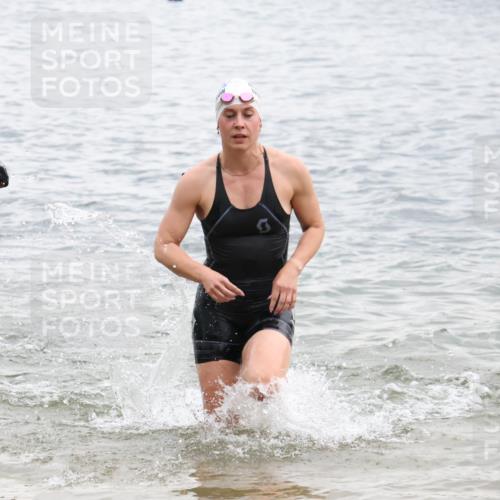 21.06.2025 - 27. Vierlanden-Triathlon Lena Gebhardt http://msf.ph/oto/8040905 15.06.2025 13:05:03 Schwimmen 1174, 1222 meine-sportfotos.de