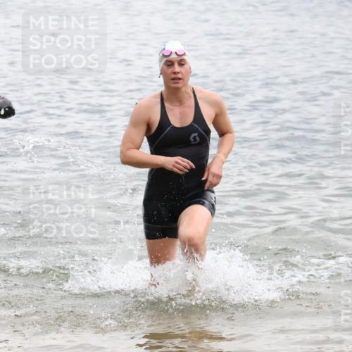 21.06.2025 - 27. Vierlanden-Triathlon Lena Gebhardt http://msf.ph/oto/8040907 15.06.2025 13:05:04 Schwimmen 1174, 1222 meine-sportfotos.de