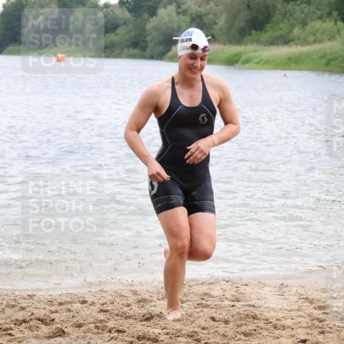 21.06.2025 - 27. Vierlanden-Triathlon Lena Gebhardt http://msf.ph/oto/8040913 15.06.2025 13:05:06 Schwimmen 1174, 1222 meine-sportfotos.de