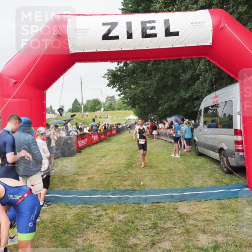 21.06.2025 - 27. Vierlanden-Triathlon MichiJ http://msf.ph/oto/8040915 15.06.2026 13:27:25 Ziel 97 meine-sportfotos.de