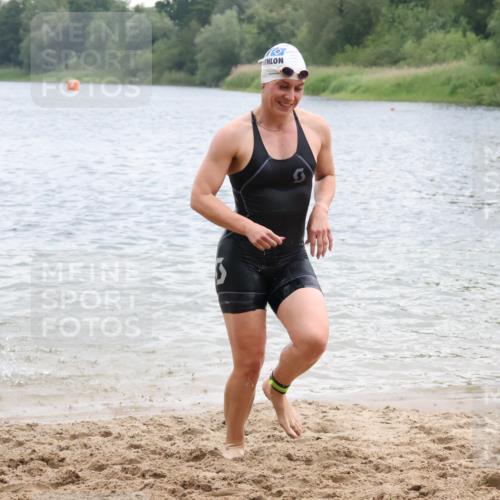 21.06.2025 - 27. Vierlanden-Triathlon Lena Gebhardt http://msf.ph/oto/8040916 15.06.2025 13:05:06 Schwimmen 1174, 1222 meine-sportfotos.de